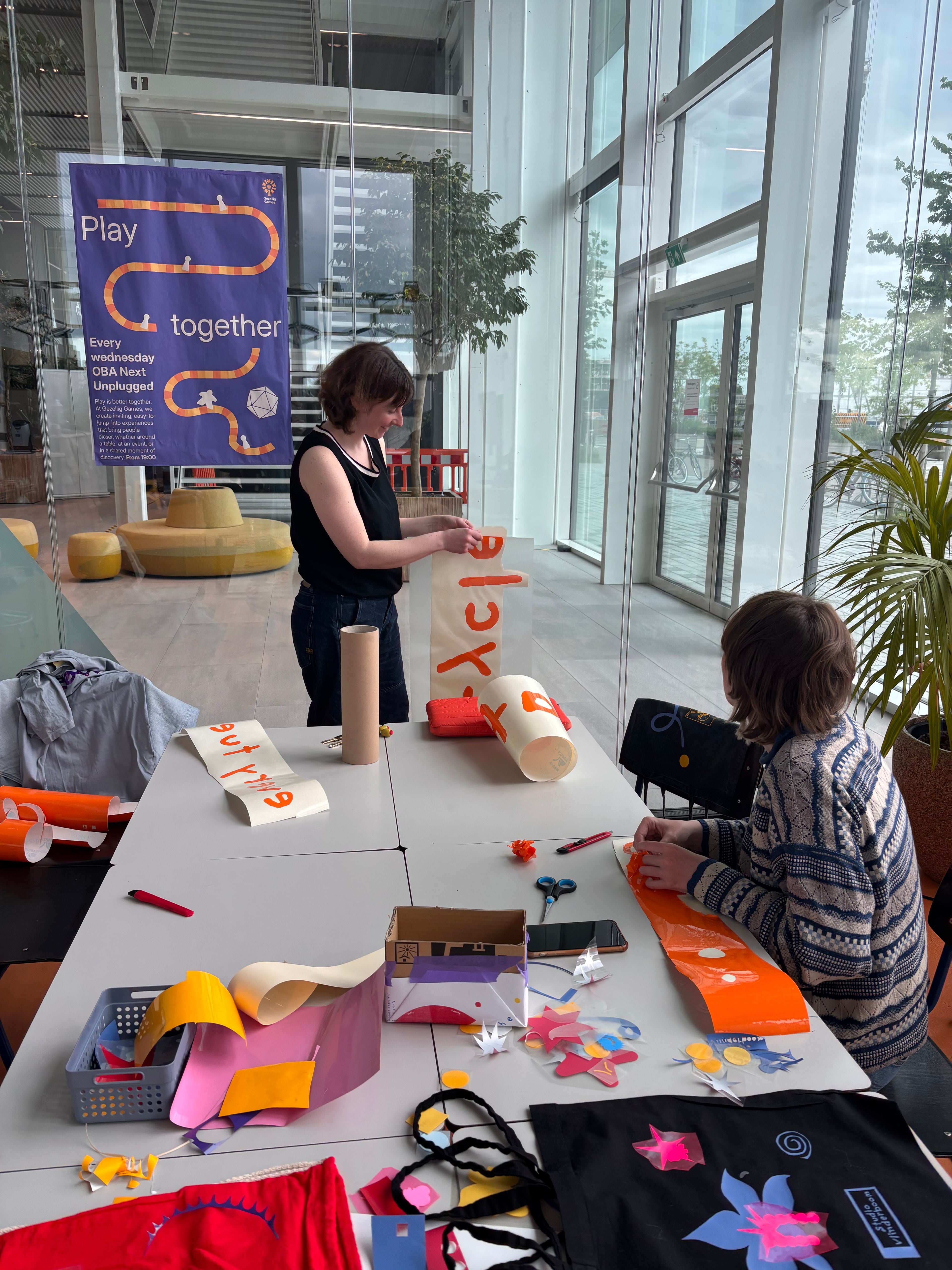 Upcycle café met Studio Vlinderboom at OBA next lab Sluisbuurt